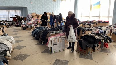 Будівельні матеріали, одяг та їжа. На Херсонщині у звільненій Чорнобаївці працює гуманітарний штаб Будівельні матеріали, одяг та їжа. На Херсонщині у звільненій Чорнобаївці працює гуманітарний штаб