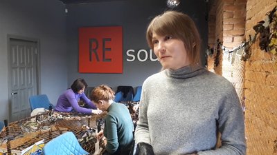 Більше 100 маскувальних сіток для військових власноруч сплели бердичівські волонтери