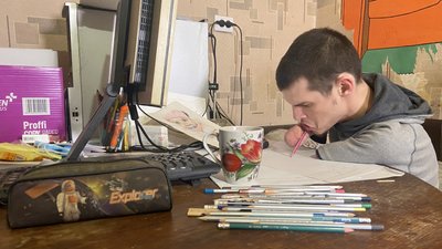 Художник Андрій Мастюха малює без рук Художник Андрій Мастюха малює без рук