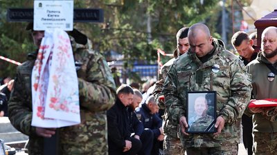 Люди під час прощання із поліцейським Євгеном Голотою
