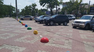 Перед Миколаївським зоопарком встановили слоненят і півсфери з бетону Перед Миколаївським зоопарком встановили слоненят і півсфери з бетону