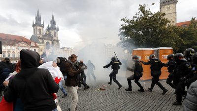 У Празі поліція сльозогінним газом розігнала протестувальників проти карантину