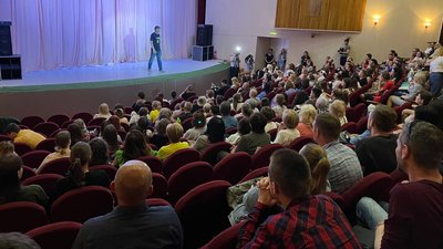 В Ужгороді вимушені переселенці зіграли виставу "Король Лір" В Ужгороді вимушені переселенці зіграли виставу "Король Лір"