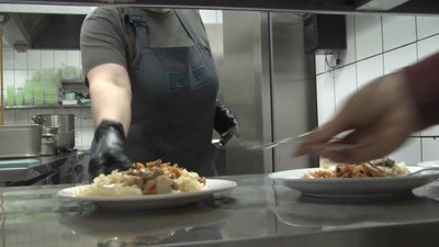 Готують страви з продуктів, якими ресторан забезпечують волонтери, здебільшого, з числа їх постійних відвідувачів та постачальників. Фото: Суспільне.