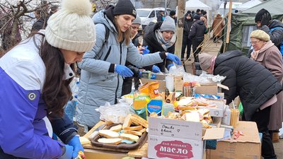 Харчі, одяг, обігрівачі: на місці ракетного удару в Дніпрі працюють волонтери. Як допомогти