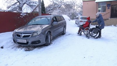 "Не пандус, а злітна смуга": подружжя волинян на кріслах колісних скаржаться на бар'єри в Ковелі "Не пандус, а злітна смуга": подружжя волинян на кріслах колісних скаржаться на бар'єри в Ковелі