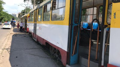 В Одесі трамвай зійшов з рельсів та врізався в паркан В Одесі трамвай зійшов з рельсів та врізався в паркан