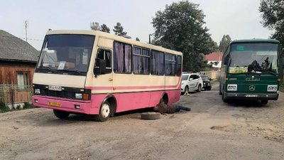 "Кінець жовтня Болехів буде готовий" — дорожники обіцяють ремонт шляху, де відпали колеса в автобуса "Кінець жовтня Болехів буде готовий" — дорожники обіцяють ремонт шляху, де відпали колеса в автобуса
