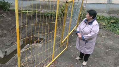 У черкаському дворі незавершений ремонт каналізаційної системи У черкаському дворі незавершений ремонт каналізаційної системи