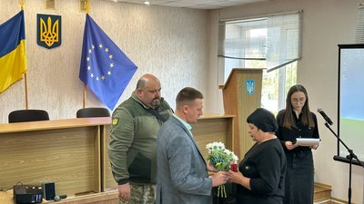 Посмертні нагороди родинам восьми бійців вручили на Рівненщині