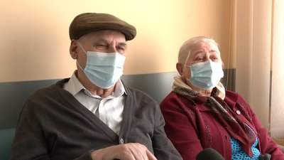 "Не хочу, щоб мене у мішок замотували": як рівненські пенсіонери вакцинуються від COVID