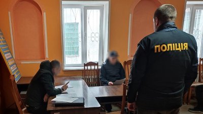 На Житомирщині киянин організував торгівлю наркотиками у колонії: чотирьом чоловікам оголошено підозру На Житомирщині киянин організував торгівлю наркотиками у колонії: чотирьом чоловікам оголошено підозру