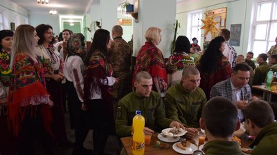 Військовослужбовці Тернопільщини зустріли Святвечір з кутею і колядою Військовослужбовці Тернопільщини зустріли Святвечір з кутею і колядою
