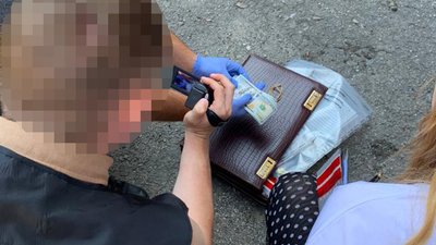 У Франківську затримали майора ДСНС, який пропонував 3 тис. доларів хабаря працівнику СБУ У Франківську затримали майора ДСНС, який пропонував 3 тис. доларів хабаря працівнику СБУ