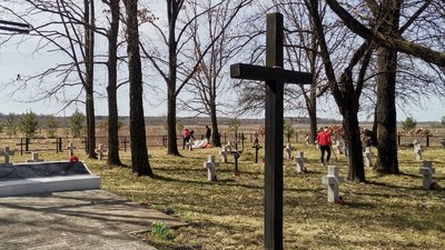 В селі на Волині волонтери прибрали польське кладовище