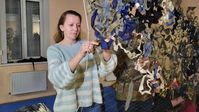Як учні, вчителі та батьки Кропивницького плетуть сітки для військових