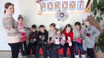 "Зігрій долоньки". Для дітей з прифронтових сіл Луганщини волонтери зібрали рукавички "Зігрій долоньки". Для дітей з прифронтових сіл Луганщини волонтери зібрали рукавички
