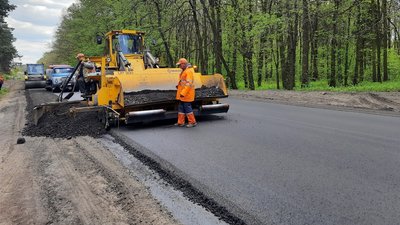 Ремонт дороги Дачне-Ківерці на Волині: завершуються роботи з облаштування узбіч