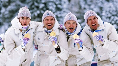 Збірна Франції з біатлону святкує історичне "золото" у чоловічій естафеті на Олімпіаді