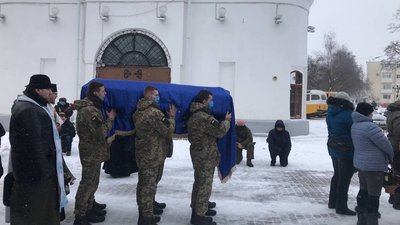 Труну із тілом військового виносять із полтавського собору. Труну із тілом військового виносять із полтавського собору.