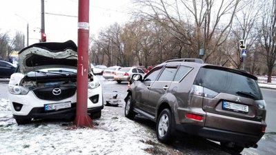 Ожеледиця на дорогах. Рятувальники Миколаївщини допомагають водіям Ожеледиця на дорогах. Рятувальники Миколаївщини допомагають водіям