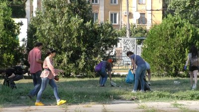 Прибирання з виставою: у Херсоні провели екологічну акцію