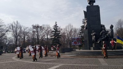 Біля пам'ятника Шевченка у Харкові читають вірші Біля пам'ятника Шевченка у Харкові читають вірші