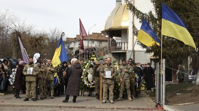 "Був на війні майже дев'ять років й став комбатом". У Чернівцях попрощалися з Андрієм Луканюком та Максимом Гібадулліним "Був на війні майже дев'ять років й став комбатом". У Чернівцях попрощалися з Андрієм Луканюком та Максимом Гібадулліним