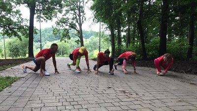 Тренування учасників аматорського клубу з бігу