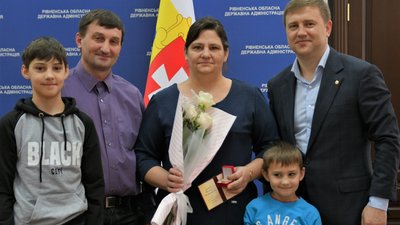 На Рівненщині додалося шість матерів-героїнь. Їх нагородили - ОДА На Рівненщині додалося шість матерів-героїнь. Їх нагородили - ОДА