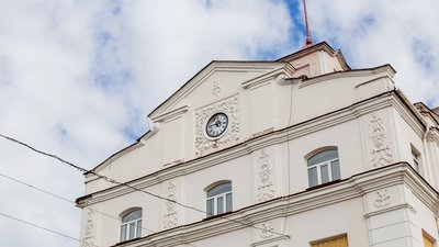Пошкоджений годинник Апеляційного суду в Чернігові Пошкоджений годинник Апеляційного суду в Чернігові