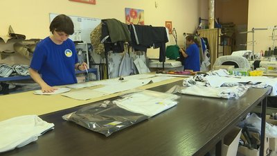 У Нікополі діє швейна майстерня, де виготовляють одяг для військових