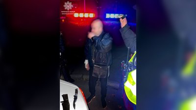 Погрожував людям ножем: правоохоронці затримали в Чернігові підозрюваного у хуліганстві