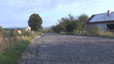 У прикарпатських Креховичах заасфальтували пів села. Інша половина - без дороги У прикарпатських Креховичах заасфальтували пів села. Інша половина - без дороги