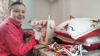 На Житомирщині 16-річна дівчина з ДЦП шиє та продає власні вироби, заробляючи гроші на реабілітацію На Житомирщині 16-річна дівчина з ДЦП шиє та продає власні вироби, заробляючи гроші на реабілітацію