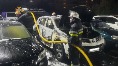 Вогонь пошкодив шість машин на автостоянці в Основ'янському районі Харкова
