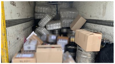 У Запорізькій області на блокпосту правоохоронці виявили автівку з безакцизними цигарками