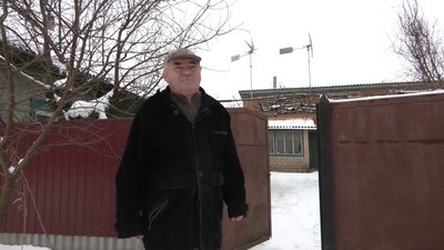 Власноруч зібрав і встановив вітряки: як господарює енергонезалежний пенсіонер з Борзни
