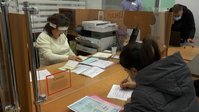 У Франківську батьки дошкільнят добу стояли у черзі до ЦНАПу, щоб записати дітей у садок У Франківську батьки дошкільнят добу стояли у черзі до ЦНАПу, щоб записати дітей у садок