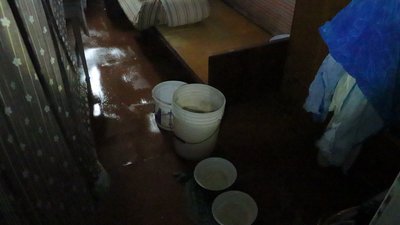 Обгорілі стіни та затоплені ліжка. Як живуть люди у зруйнованому будинку у Чернігові Обгорілі стіни та затоплені ліжка. Як живуть люди у зруйнованому будинку у Чернігові