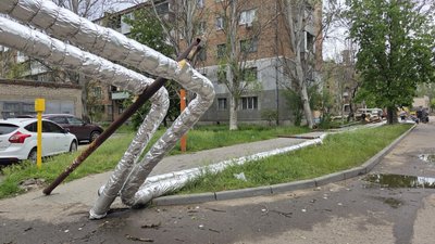 Наслідки негоди в Миколаєві: повалені дерева, пошкоджені будинки, авто та тепломережа Наслідки негоди в Миколаєві: повалені дерева, пошкоджені будинки, авто та тепломережа