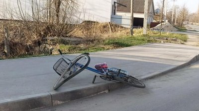 У Полонному водійка легковика збила велосипедистку. Жінка потрапила у лікарню