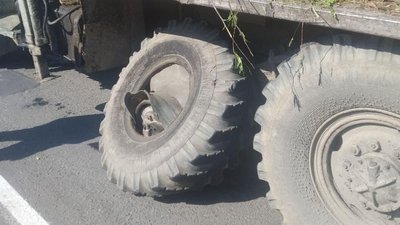 На Рівненщині колесо від вантажівки відірвало руку пішоходу. Чоловік помер у лікарні На Рівненщині колесо від вантажівки відірвало руку пішоходу. Чоловік помер у лікарні