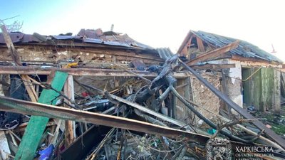 Зруйновані будівлі у Шевченковому після авіаудару РФ
