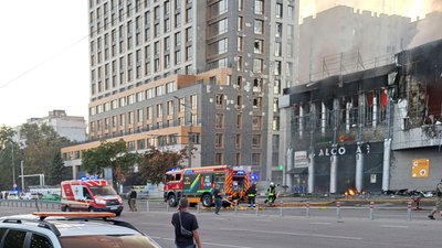 Росія атакувала ТЦ на Перемозі у Дніпрі: зайнялася пожежа, є поранені. Репортаж з місця обстрілу Росія атакувала ТЦ на Перемозі у Дніпрі: зайнялася пожежа, є поранені. Репортаж з місця обстрілу