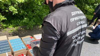На Донеччині зупинили авто, де майже 7 тис. пачок сигарет намагались за макулатурою На Донеччині зупинили авто, де майже 7 тис. пачок сигарет намагались за макулатурою