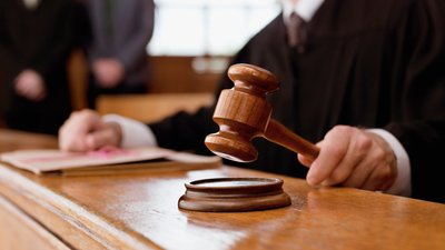 На Закарпатті чоловіка засудили на 3 роки позбавлення волі за домашнє насильство щодо матері