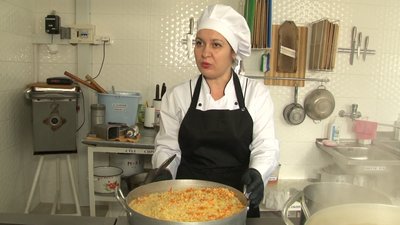 Кухарка готує обід для дошкільнят Кухарка готує обід для дошкільнят