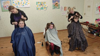 У Полтаві безплатно стрижуть переселенців, які переїхали із областей, де тривають обстріли