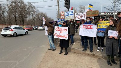 "Руки геть": біля одеського СІЗО влаштували акцію на підтримку Стерненка